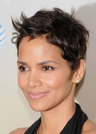 Стрижки для короткого кучерявого волосся (72 фото): модні жіночі стрижки для кучерявого волосся 2020, стрижки для дам з круглим обличчям і кучерявим волоссям