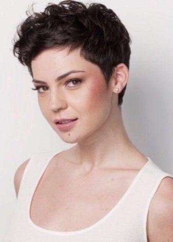 Стрижки для короткого кучерявого волосся (72 фото): модні жіночі стрижки для кучерявого волосся 2020, стрижки для дам з круглим обличчям і кучерявим волоссям