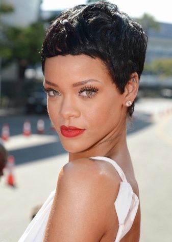 Стрижки для короткого кучерявого волосся (72 фото): модні жіночі стрижки для кучерявого волосся 2020, стрижки для дам з круглим обличчям і кучерявим волоссям