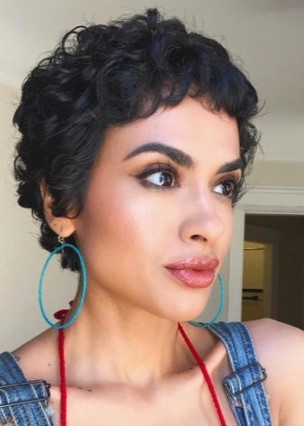 Стрижки для короткого кучерявого волосся (72 фото): модні жіночі стрижки для кучерявого волосся 2020, стрижки для дам з круглим обличчям і кучерявим волоссям