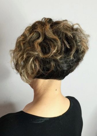 Стрижки для короткого кучерявого волосся (72 фото): модні жіночі стрижки для кучерявого волосся 2020, стрижки для дам з круглим обличчям і кучерявим волоссям