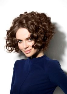 Стрижки для короткого кучерявого волосся (72 фото): модні жіночі стрижки для кучерявого волосся 2020, стрижки для дам з круглим обличчям і кучерявим волоссям