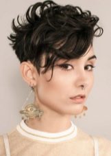 Стрижки для короткого кучерявого волосся (72 фото): модні жіночі стрижки для кучерявого волосся 2020, стрижки для дам з круглим обличчям і кучерявим волоссям