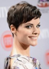 Стрижки для короткого кучерявого волосся (72 фото): модні жіночі стрижки для кучерявого волосся 2020, стрижки для дам з круглим обличчям і кучерявим волоссям