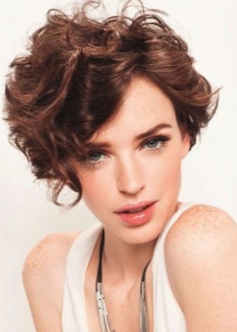 Стрижки для короткого кучерявого волосся (72 фото): модні жіночі стрижки для кучерявого волосся 2020, стрижки для дам з круглим обличчям і кучерявим волоссям