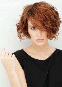 Стрижки для короткого кучерявого волосся (72 фото): модні жіночі стрижки для кучерявого волосся 2020, стрижки для дам з круглим обличчям і кучерявим волоссям