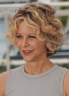 Стрижки для короткого кучерявого волосся (72 фото): модні жіночі стрижки для кучерявого волосся 2020, стрижки для дам з круглим обличчям і кучерявим волоссям