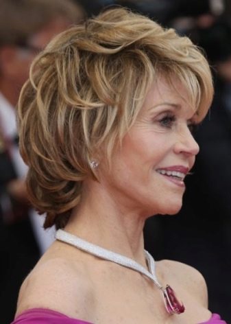 Стрижки для короткого кучерявого волосся (72 фото): модні жіночі стрижки для кучерявого волосся 2020, стрижки для дам з круглим обличчям і кучерявим волоссям