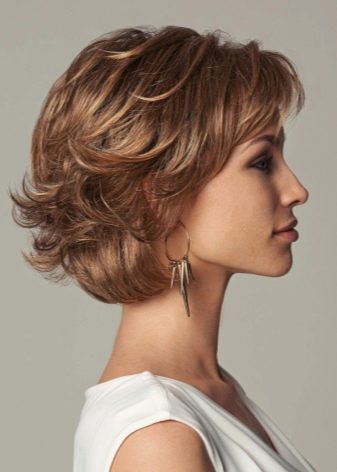 Стрижки для короткого кучерявого волосся (72 фото): модні жіночі стрижки для кучерявого волосся 2020, стрижки для дам з круглим обличчям і кучерявим волоссям