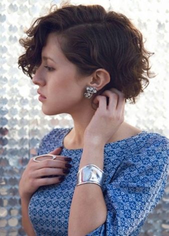 Стрижки для короткого кучерявого волосся (72 фото): модні жіночі стрижки для кучерявого волосся 2020, стрижки для дам з круглим обличчям і кучерявим волоссям