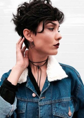 Стрижки для короткого кучерявого волосся (72 фото): модні жіночі стрижки для кучерявого волосся 2020, стрижки для дам з круглим обличчям і кучерявим волоссям