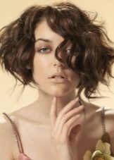 Стрижки для короткого кучерявого волосся (72 фото): модні жіночі стрижки для кучерявого волосся 2020, стрижки для дам з круглим обличчям і кучерявим волоссям