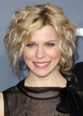 Стрижки для короткого кучерявого волосся (72 фото): модні жіночі стрижки для кучерявого волосся 2020, стрижки для дам з круглим обличчям і кучерявим волоссям