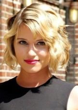 Стрижки для короткого кучерявого волосся (72 фото): модні жіночі стрижки для кучерявого волосся 2020, стрижки для дам з круглим обличчям і кучерявим волоссям