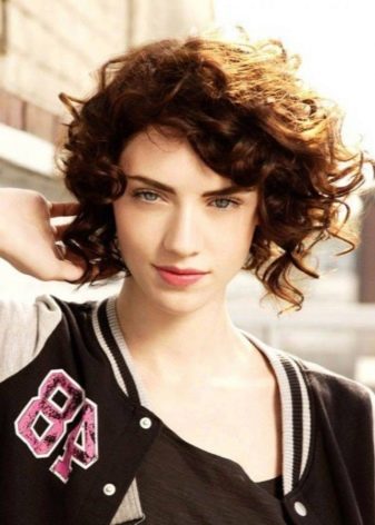 Стрижки для короткого кучерявого волосся (72 фото): модні жіночі стрижки для кучерявого волосся 2020, стрижки для дам з круглим обличчям і кучерявим волоссям