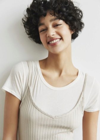 Стрижки для короткого кучерявого волосся (72 фото): модні жіночі стрижки для кучерявого волосся 2020, стрижки для дам з круглим обличчям і кучерявим волоссям