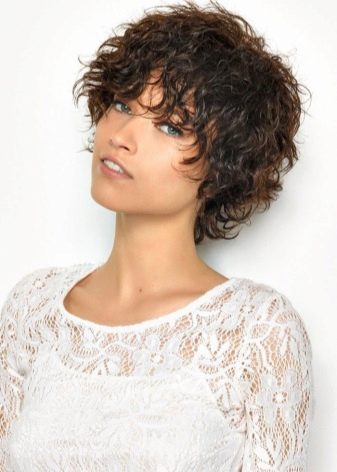 Стрижки для короткого кучерявого волосся (72 фото): модні жіночі стрижки для кучерявого волосся 2020, стрижки для дам з круглим обличчям і кучерявим волоссям