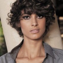 Стрижки для короткого кучерявого волосся (72 фото): модні жіночі стрижки для кучерявого волосся 2020, стрижки для дам з круглим обличчям і кучерявим волоссям