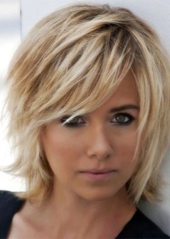 Стрижки для повних жінок (67 фото): обираємо модні зачіски для повних дівчат за типом особи. Які стрижки підходять на середні і довгі волосся?