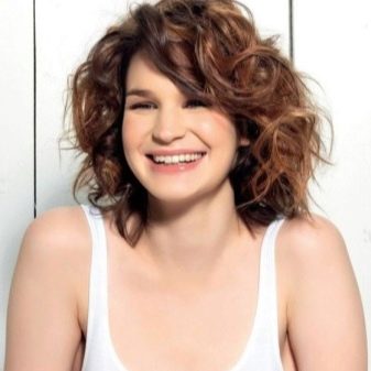 Стрижки для повних жінок (67 фото): обираємо модні зачіски для повних дівчат за типом особи. Які стрижки підходять на середні і довгі волосся?