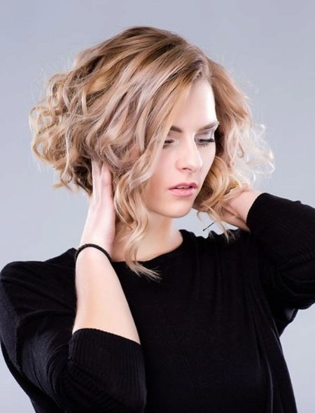 Стрижки на тонкі волосся середньої довжини (65 фото): жіночі стрижки для дівчат з рідкими і рідкісними волоссям, модні зачіски з чубком і без неї для кучерявих і прямих волосся