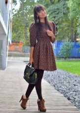 Сукня з ботильйонами (54 фото): як вибрати ботильйони під сукню, можна їх носити з короткими фасонами і з вечірніми сукнями