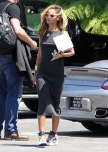 Сукня з кросівками (94 фото): як можна носити сукні з білими і іншого кольору кросівками, луки 2020 з вечірнім і чорним платтям