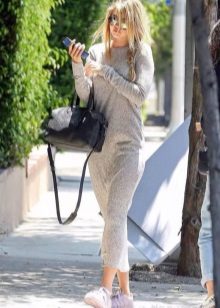 Сукня з кросівками (94 фото): як можна носити сукні з білими і іншого кольору кросівками, луки 2020 з вечірнім і чорним платтям