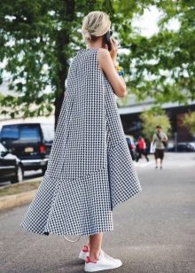 Сукня з кросівками (94 фото): як можна носити сукні з білими і іншого кольору кросівками, луки 2020 з вечірнім і чорним платтям