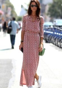 Сукня з кросівками (94 фото): як можна носити сукні з білими і іншого кольору кросівками, луки 2020 з вечірнім і чорним платтям