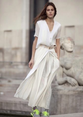 Сукня з кросівками (94 фото): як можна носити сукні з білими і іншого кольору кросівками, луки 2020 з вечірнім і чорним платтям