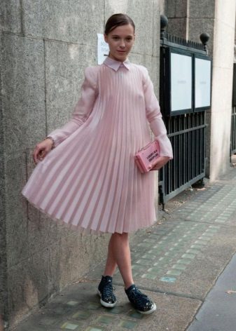 Сукня з кросівками (94 фото): як можна носити сукні з білими і іншого кольору кросівками, луки 2020 з вечірнім і чорним платтям