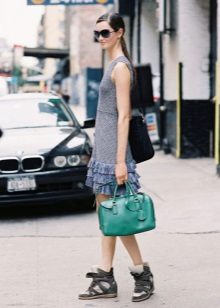 Сукня з кросівками (94 фото): як можна носити сукні з білими і іншого кольору кросівками, луки 2020 з вечірнім і чорним платтям