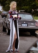 Сукня з кросівками (94 фото): як можна носити сукні з білими і іншого кольору кросівками, луки 2020 з вечірнім і чорним платтям