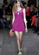 Сукня з кросівками (94 фото): як можна носити сукні з білими і іншого кольору кросівками, луки 2020 з вечірнім і чорним платтям