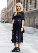 Сукня з кросівками (94 фото): як можна носити сукні з білими і іншого кольору кросівками, луки 2020 з вечірнім і чорним платтям