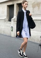 Сукня з кросівками (94 фото): як можна носити сукні з білими і іншого кольору кросівками, луки 2020 з вечірнім і чорним платтям