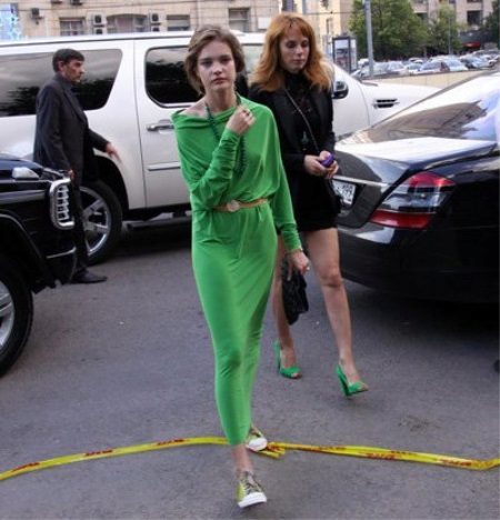 Сукня з кросівками (94 фото): як можна носити сукні з білими і іншого кольору кросівками, луки 2020 з вечірнім і чорним платтям