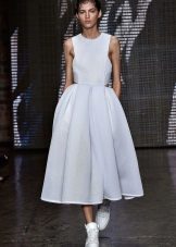 Сукня з кросівками (94 фото): як можна носити сукні з білими і іншого кольору кросівками, луки 2020 з вечірнім і чорним платтям