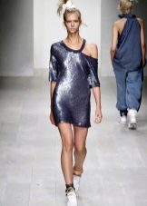 Сукня з кросівками (94 фото): як можна носити сукні з білими і іншого кольору кросівками, луки 2020 з вечірнім і чорним платтям