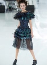 Сукня з кросівками (94 фото): як можна носити сукні з білими і іншого кольору кросівками, луки 2020 з вечірнім і чорним платтям