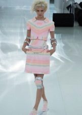 Сукня з кросівками (94 фото): як можна носити сукні з білими і іншого кольору кросівками, луки 2020 з вечірнім і чорним платтям