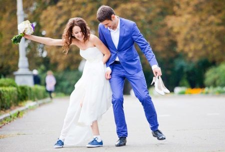 Сукня з кросівками (94 фото): як можна носити сукні з білими і іншого кольору кросівками, луки 2020 з вечірнім і чорним платтям