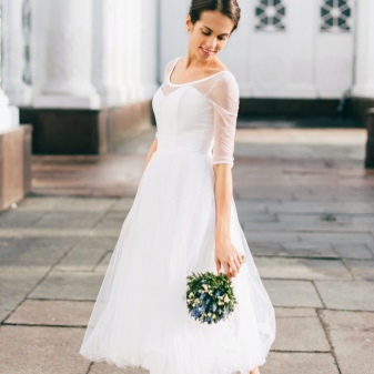 Сукня з кросівками (94 фото): як можна носити сукні з білими і іншого кольору кросівками, луки 2020 з вечірнім і чорним платтям