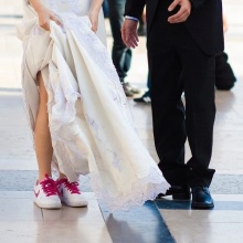 Сукня з кросівками (94 фото): як можна носити сукні з білими і іншого кольору кросівками, луки 2020 з вечірнім і чорним платтям