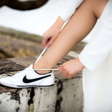 Сукня з кросівками (94 фото): як можна носити сукні з білими і іншого кольору кросівками, луки 2020 з вечірнім і чорним платтям