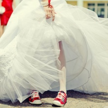 Сукня з кросівками (94 фото): як можна носити сукні з білими і іншого кольору кросівками, луки 2020 з вечірнім і чорним платтям