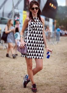 Сукня з кросівками (94 фото): як можна носити сукні з білими і іншого кольору кросівками, луки 2020 з вечірнім і чорним платтям