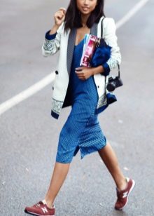 Сукня з кросівками (94 фото): як можна носити сукні з білими і іншого кольору кросівками, луки 2020 з вечірнім і чорним платтям