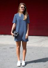 Сукня з кросівками (94 фото): як можна носити сукні з білими і іншого кольору кросівками, луки 2020 з вечірнім і чорним платтям